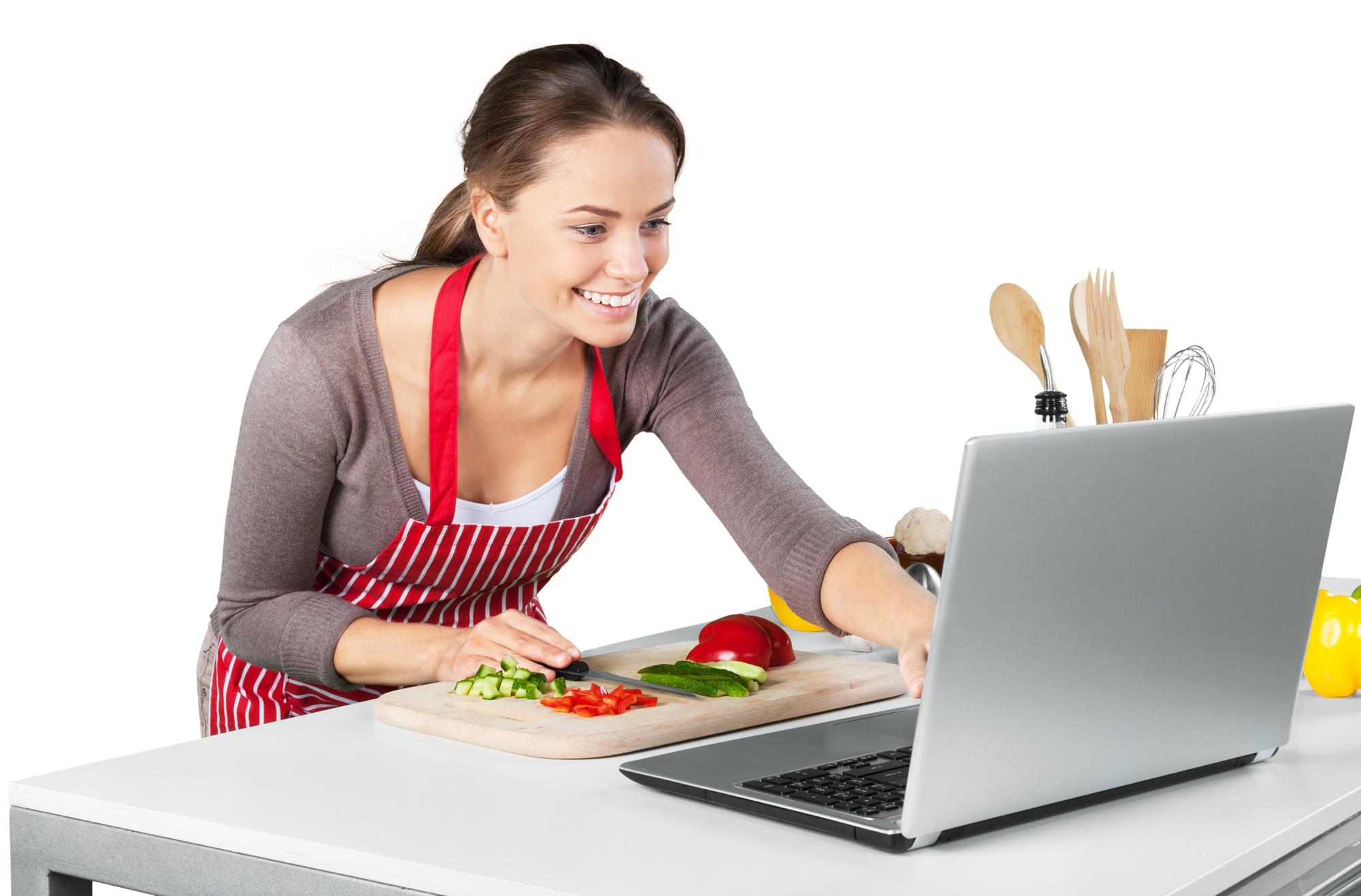 Lezione di cucina online: docente con laptop e piatto dimostrativo